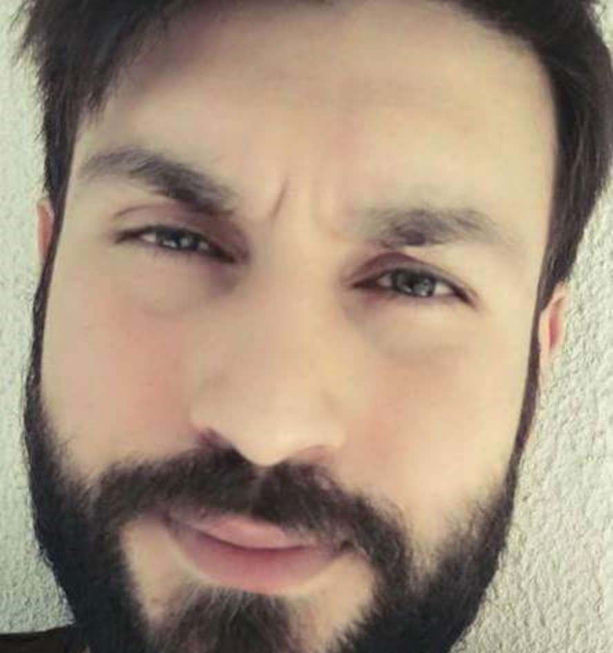 Συνέντευξη: Χρήστος Γνωμικός «Αλήθεια, ένα ένδοξο θρασύδειλο ακόμη ψέμα που δεν έχει ειπωθεί»