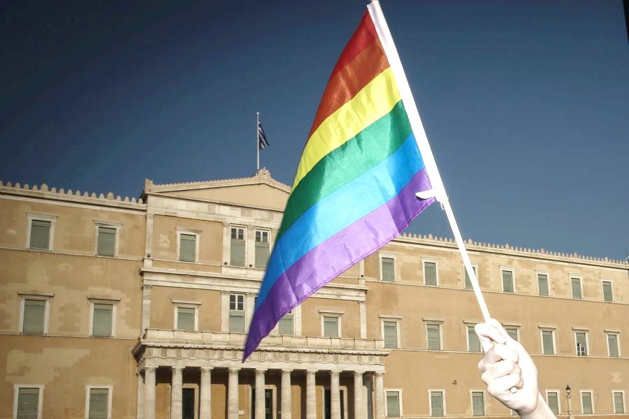 Ανοίγει ο δρόμος για αναδοχή παιδιών από ομόφυλα ζευγάρια
