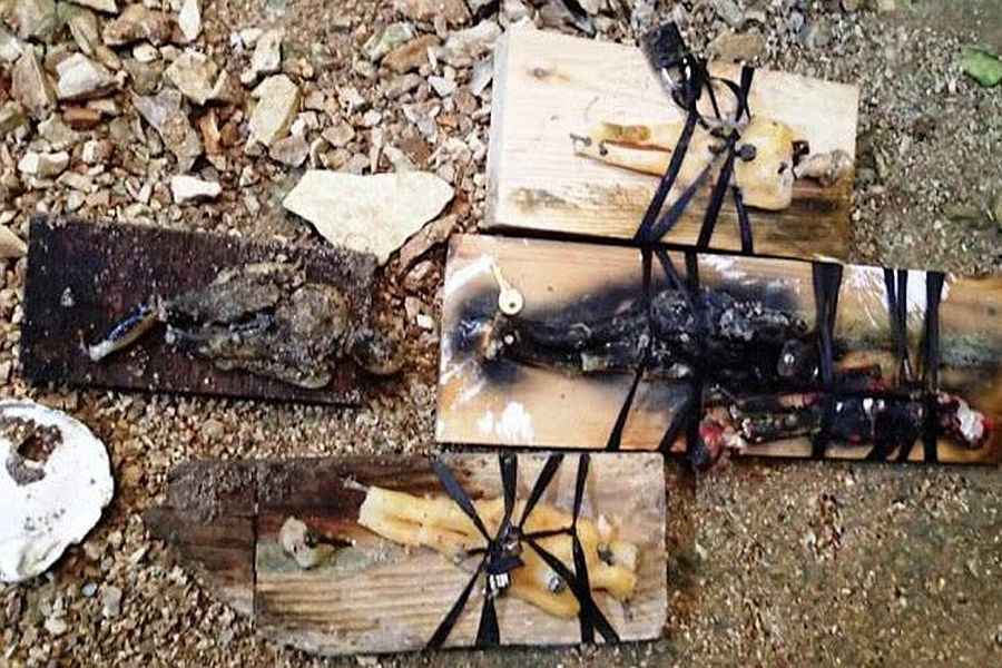 Εντοπίστηκαν κούκλες «βουντού» σε σπήλαιο στο Θέρμο Αιτωλοακαρνανίας (εικόνες)
