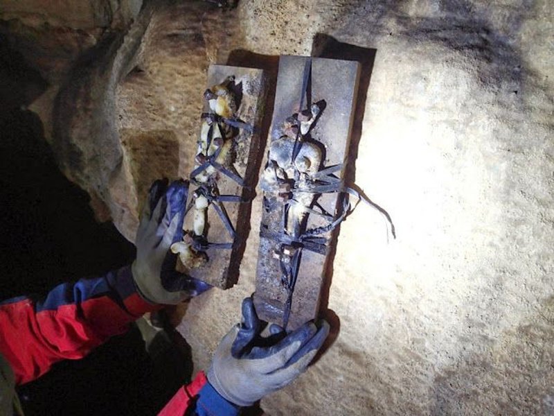 Εντοπίστηκαν κούκλες «βουντού» σε σπήλαιο στο Θέρμο Αιτωλοακαρνανίας (εικόνες)