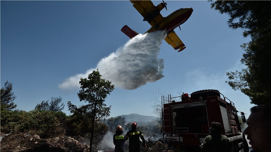 Φωτιά στο άλσος Συγγρού: Ένα Canadair και δύο PZL έσβησαν τις φλόγες