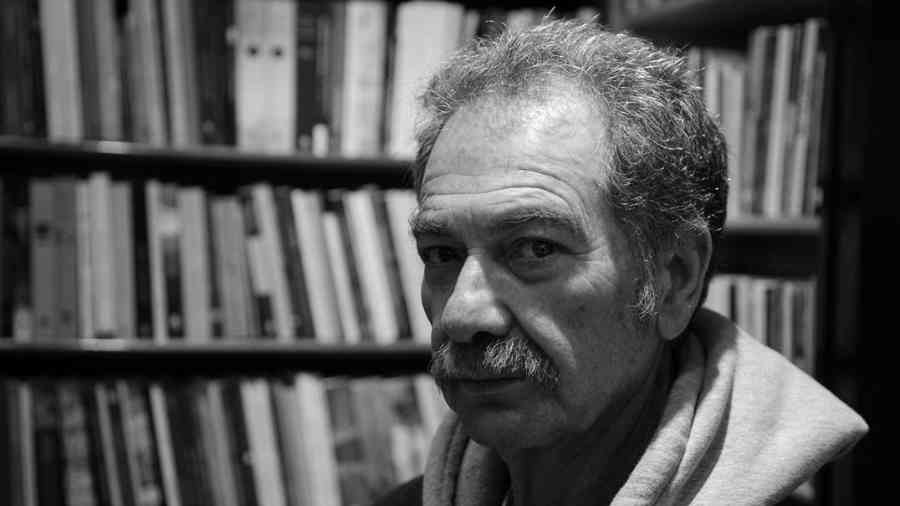 Συνέντευξη: Γρηγόρης Αζαριάδης «Η δίωξη των ιδεών αποτελεί θεμελιακή επιδίωξη για όλα τα καθεστώτα”