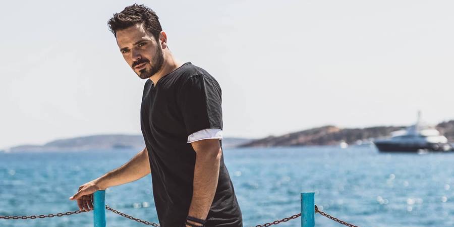 Νίκος Δούρος: Ο κούκλος λαϊκός ερμηνευτής μας συστήνεται με το «Η αγάπη αυτή»