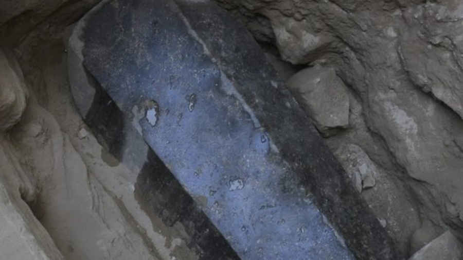 Μαύρη σαρκοφάγος ανακαλύφθηκε στην Αίγυπτο
